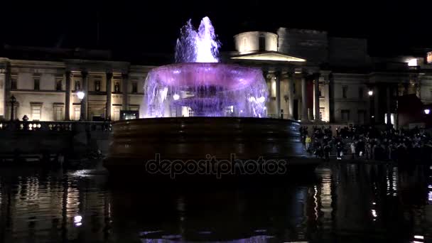 晚上伦敦。在特拉法加广场的喷泉. — 图库视频影像