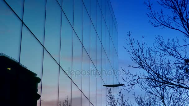 Time-lapse. Londen 's avonds. Wolken reflectie op de glazen gebouw. — Stockvideo