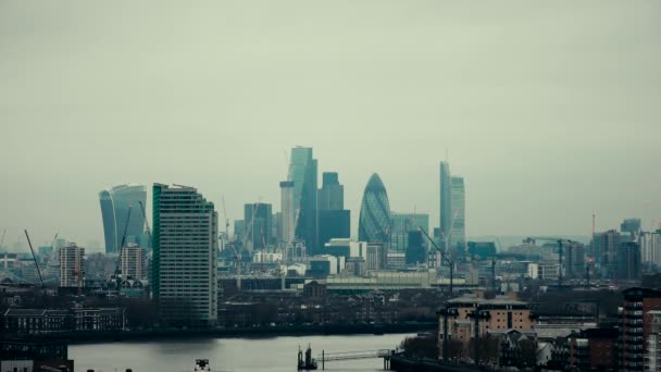 時間の経過。ロンドンの中心部。テムズ川沿いのガラスの摩天楼. — ストック動画
