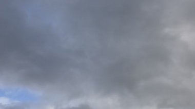 Zaman atlamalı. Mavi gökyüzü ve bulutlar güzel hareket. 