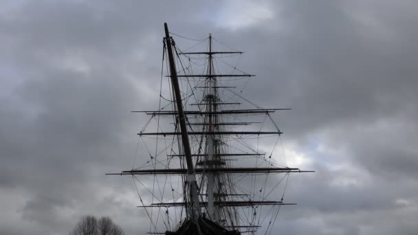 Time lapse. Above the sail ship sailing beautiful clouds. — Stock Video