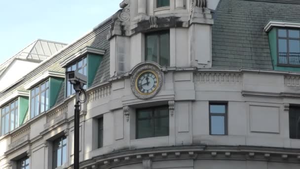 Vlag van Groot-Brittannië en de klok op het gebouw. — Stockvideo