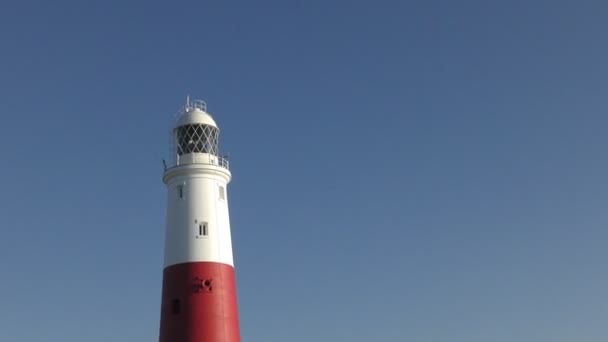 Farol na costa. — Vídeo de Stock