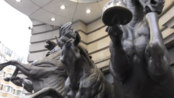Μνημείο. Τέσσερα άλογα σε μια κρήνη. — Αρχείο Βίντεο