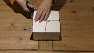 İle cupcakes kutu. Kutuyu açma işlemi.