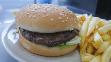 Fast food. Hamburger yemek.