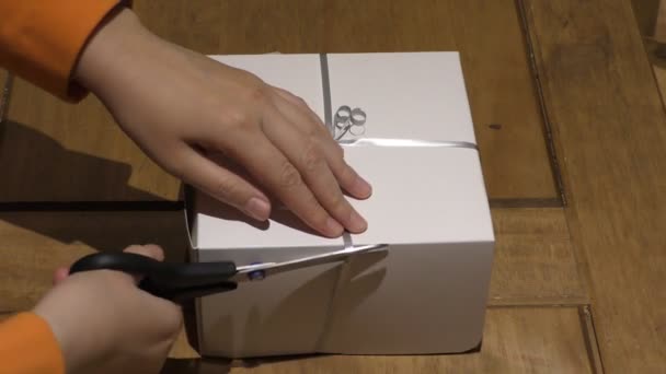 Boîte avec cupcakes. La femme ouvre la boîte . — Video