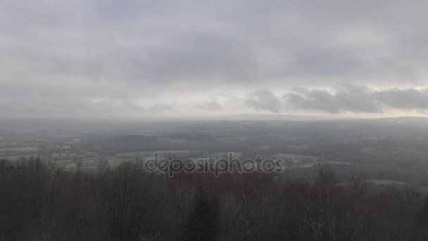 Desfasamento temporal. Vista das nuvens sobre a floresta e os campos . — Vídeo de Stock