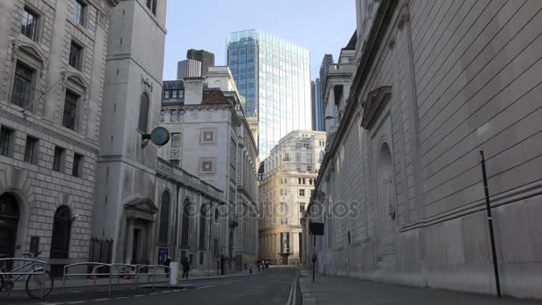 Bâtiments anciens et modernes le long de la rue . — Video