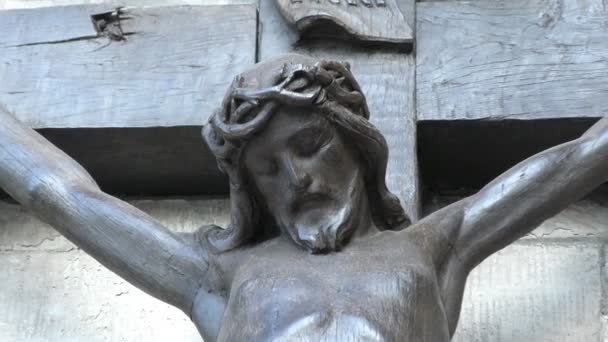 La estatua del Cristo crucificado . — Vídeos de Stock