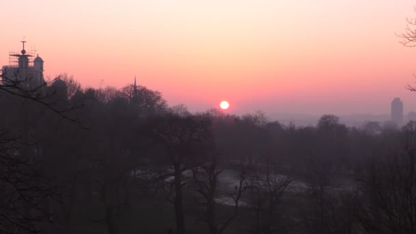 El lapso de tiempo. Hermosa puesta de sol en el parque de la ciudad . — Vídeo de stock