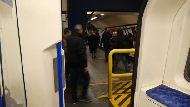 Passagers qui vont à la porte. portes de train fermer . — Video