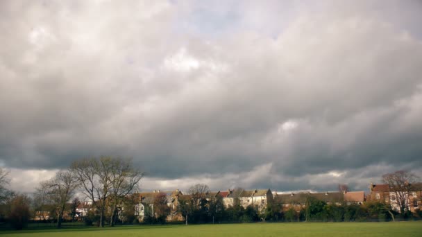 El lapso de tiempo. Hermosas nubes sobre el campo verde . — Vídeo de stock