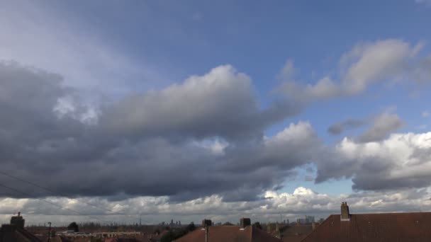 El lapso de tiempo. Hermosas nubes sobre la ciudad . — Vídeo de stock