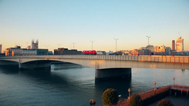 Thames Nehri Köprüsü. — Stok video