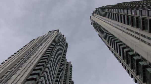 Dos rascacielos bajo el cielo azul . — Vídeo de stock