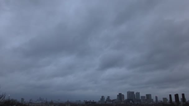 Nubes sobre una ciudad nocturna . — Vídeo de stock