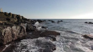 Dalga ve taş sahil.