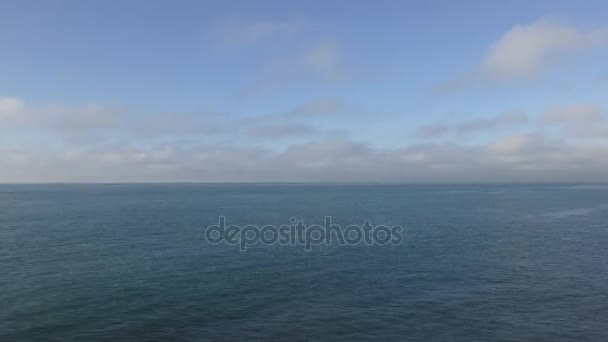 Time-lapse. Witte wolken op de blauwe hemel over de blauwe oceaan. — Stockvideo