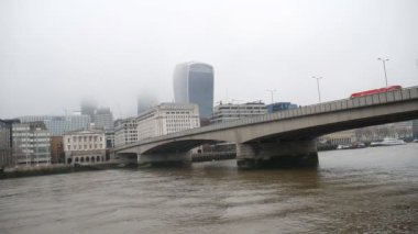 Thames Nehri Köprüsü.