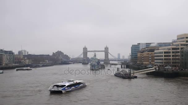 Thames Nehri üzerinde gemi yelken. — Stok video