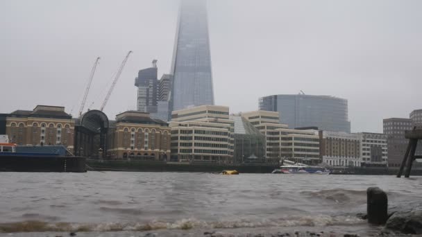 Embankment on the Thames in the fog. — Stock Video