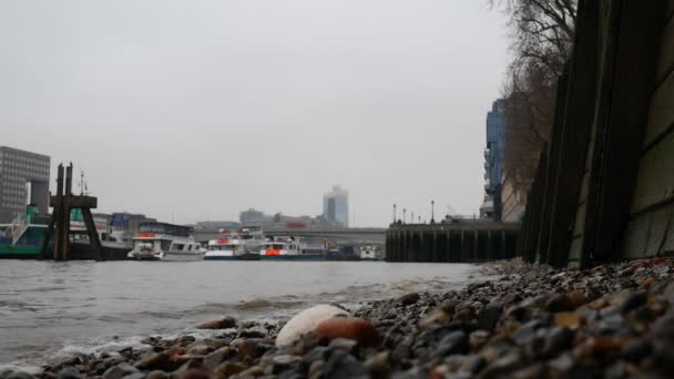 Blick vom Ufer der Themse. — Stockvideo