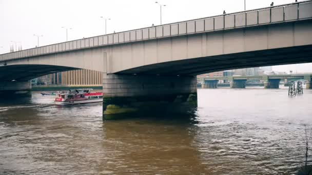 Dwa mosty nad rzeką Thames. — Wideo stockowe