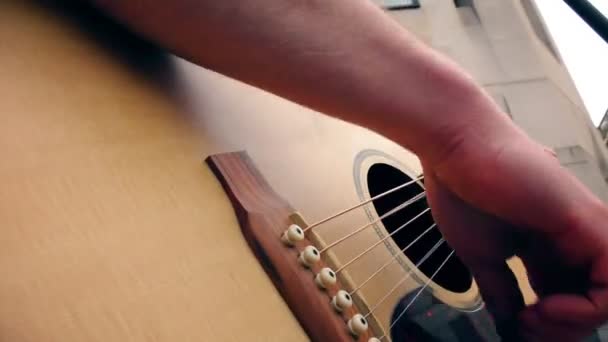 Guitarrista toca la guitarra . — Vídeos de Stock