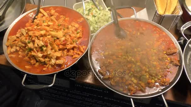 Cocinar platos mexicanos . — Vídeos de Stock