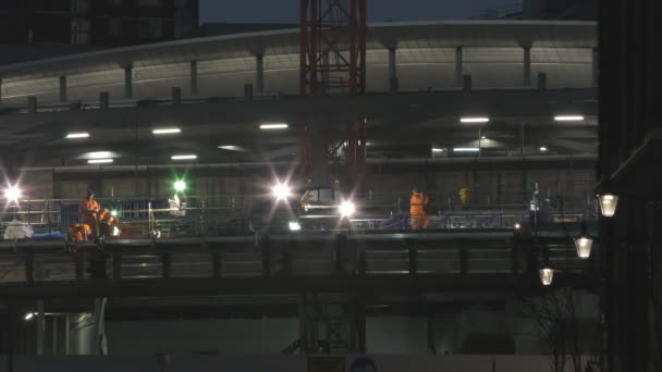 Noční směna. Dělníci na staveništi. — Stock video