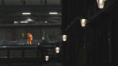 Gece vardiyası. İnşaat sahasında işçiler.