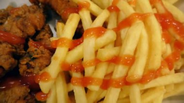 Fast food. Tavuk ve patates kızartması. 