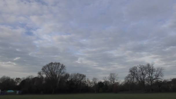 Zeitraffer. schöne Wolken über der Stadt. — Stockvideo