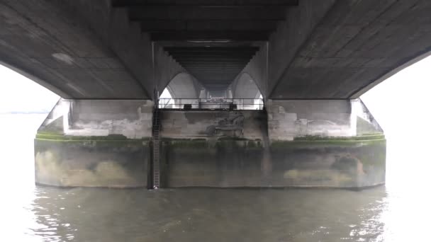 Weergave van het onderste deel van de brug. — Stockvideo