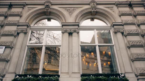 Une grande fenêtre dans un vieux bâtiment . — Video