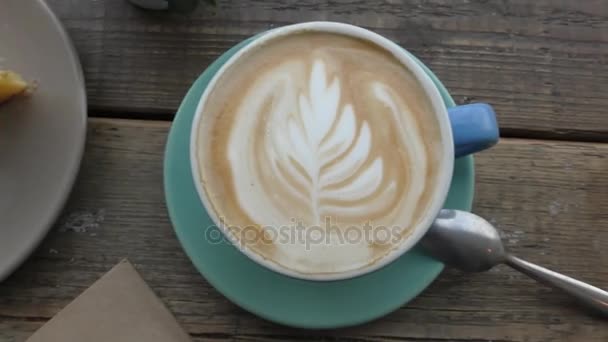 Xícara de café da manhã e um pedaço de bolo . — Vídeo de Stock