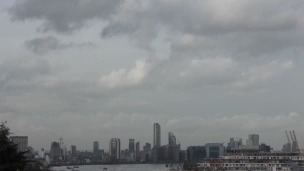 Білі хмари над центром міста . — стокове відео