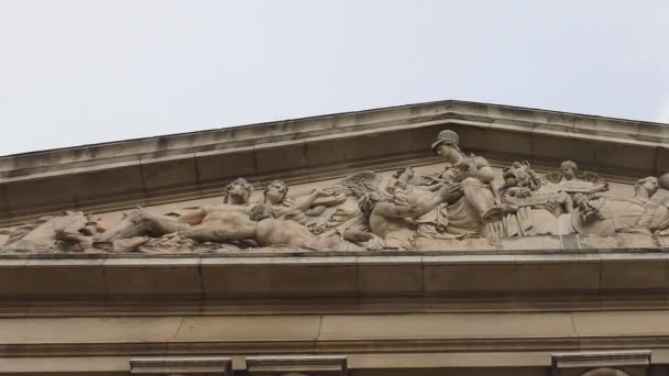 Escultura de pared vieja . — Vídeo de stock