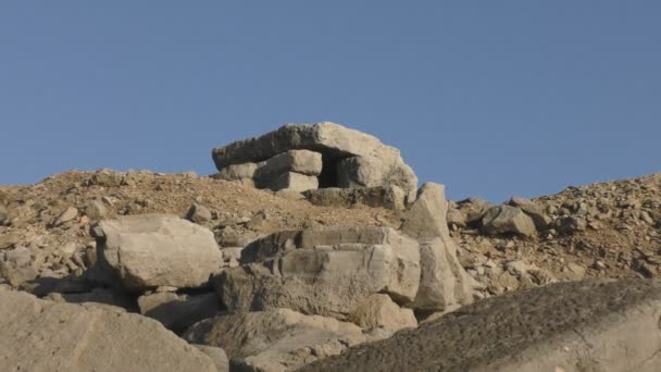 Steinloch auf dem Fels. — Stockvideo