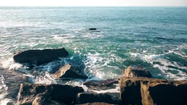 海岸の岩の上の波. — ストック動画