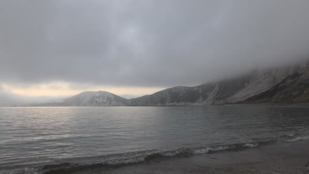 Vita klippor och dimma på kusten. — Stockvideo