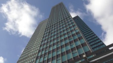 Zaman atlamalı. Beyaz bulutların üzerinde bina.