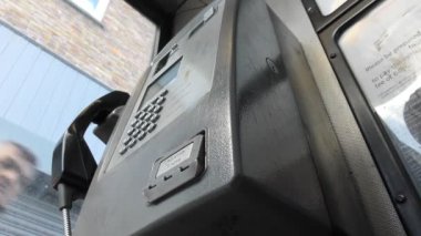 Telefon kulübesinde telefon.