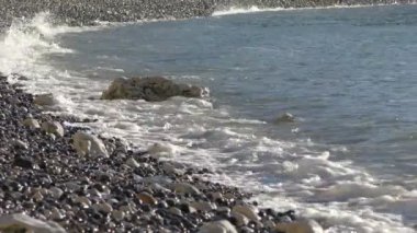 Deniz ve pebble beach.