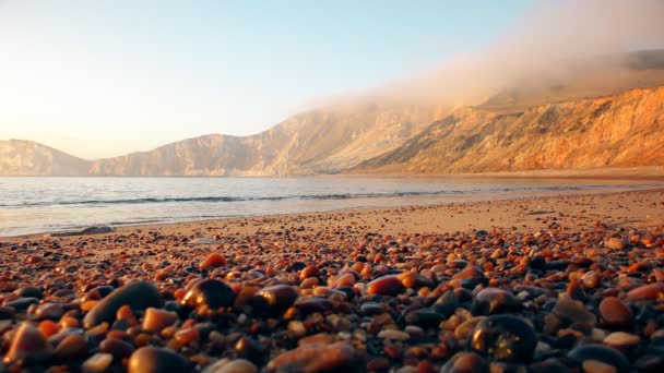 Costa di pietra e scogliere in riva al mare . — Video Stock