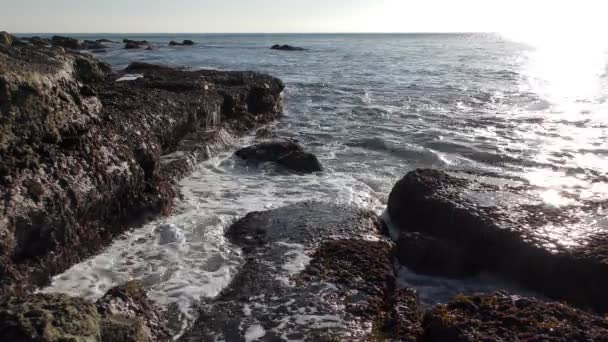 Onde marine spruzzate su rocce costiere . — Video Stock