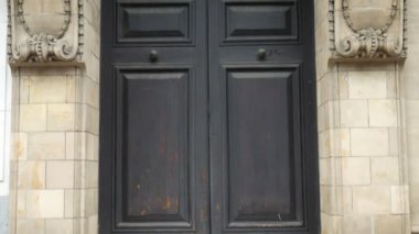 Kapı ve eski bir binanın balkon.