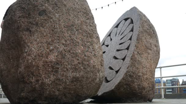 Street art. A vágott kő blokk egy virág mintával. — Stock videók