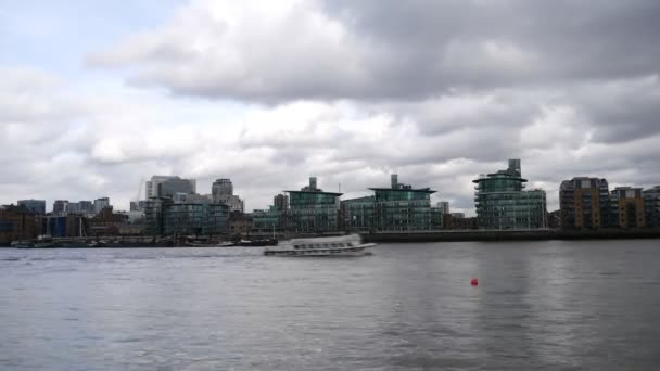 Time-lapse. Prachtige wolken boven de centrale promenade. — Stockvideo